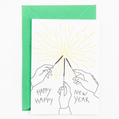 Cartão branco com ilustração de mãos e fogo-de-artifício e texto 'HAPPY HAPPY NEW YEAR' com envelope verde