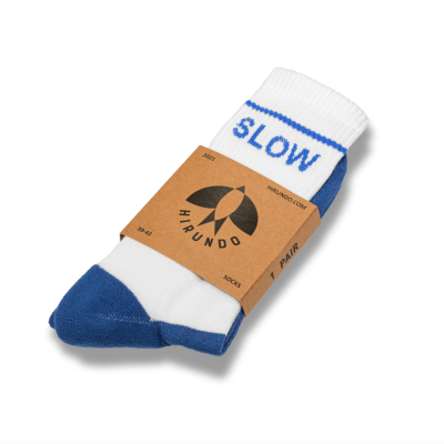 Meias desportivas brancas e azuis com texto SLOW e embalagem WRALUNDO