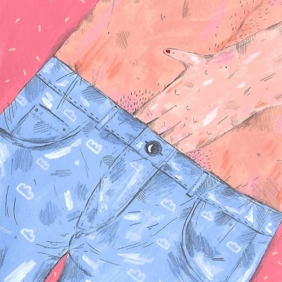 Calças de ganga azuis claras com padrão e mão de pessoa com torso e fundo rosa