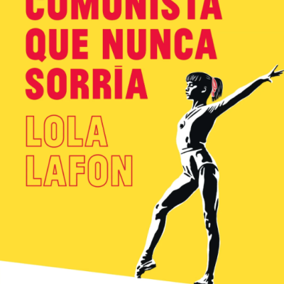 Capa de livro com título 'A PEQUENA COMUNISTA QUE NUNCA SORRIA' e ilustração de menina a fazer pose de ginástica.
