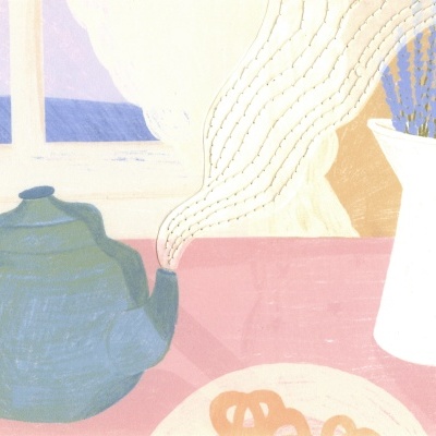 Chaleira azul com vapor, jarra branca com flores lilases e biscoitos sobre superfície rosa junto a janela.