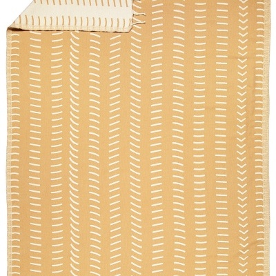 Manta castanho claro com padrão branco e franjas