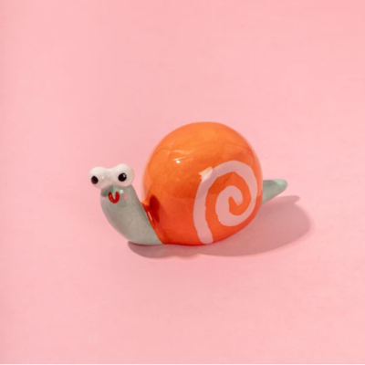 Figura cerâmica caracol laranja com espiral branca