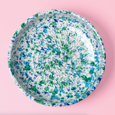 Prato redondo com padrão moteado azul e verde sobre branco