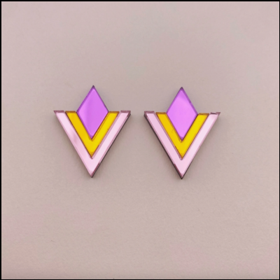 Brincos triangulares com camadas lilás, amarelo e rosa