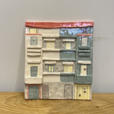 Relevo cerâmico decorativo de fachada de edifício colorida