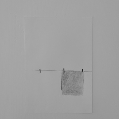 Folha de papel pendurada na parede com clips