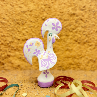 Figura decorativa de galo em cerâmica branca com detalhes em lilás e amarelo