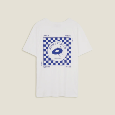 T-shirt branca com estampa azul de quadrados e texto na parte traseira