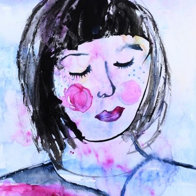 Ilustração aguarelada de rosto feminino com cabelo preto e curto, olhos fechados e colar com pendente em forma de casa