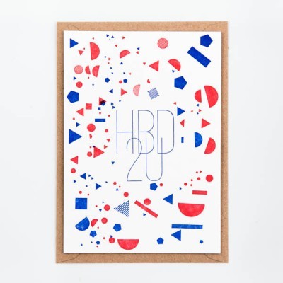 Postal branco com formas geométricas azuis e vermelhas e texto 'HBD 20'