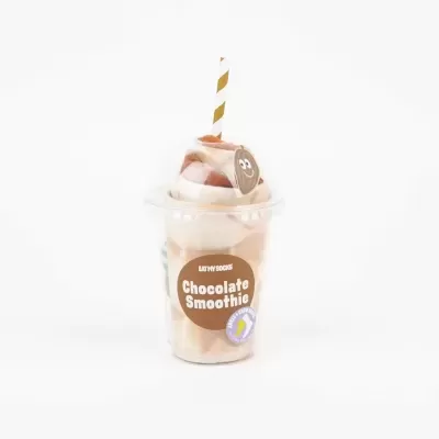 Copo de smoothie de chocolate com tampa e canudo listrado amarelo e branco