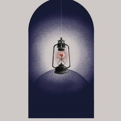 Candeeiro antigo preto pendurado com flor vermelha dentro, em fundo azul escuro e cinza