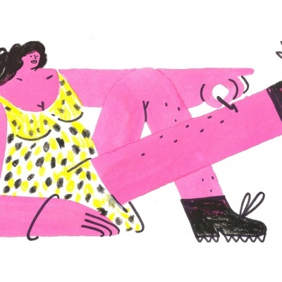 Ilustração de pessoa de pele rosa com roupa interior amarela às bolinhas e botas pretas