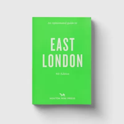 Livro verde com texto branco sobre East London