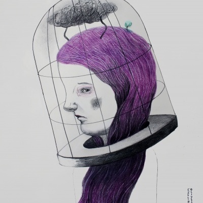 Desenho de mulher com cabelo roxo presa numa gaiola de pássaro com uma nuvem cinzenta em cima.