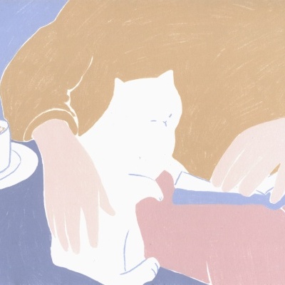 Ilustração de mãos humanas com um gato branco e uma chávena de chá fumegante sobre uma mesa