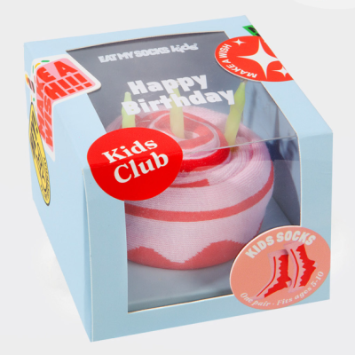 Caixa azul com meia em forma de bolo de aniversário rosa