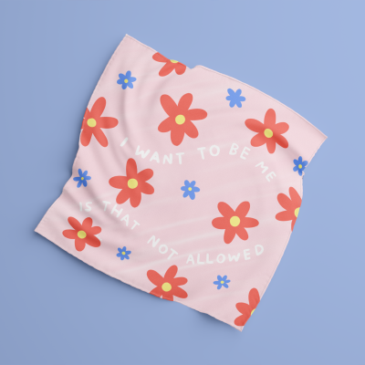 Lenço rosa com flores vermelhas e azuis e texto branco