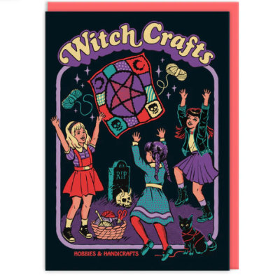 Cartão de felicitações Witch Crafts com ilustração de três raparigas a brincar e elementos de feitiçaria