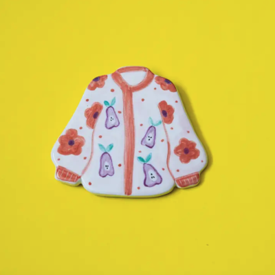 Peça decorativa casaco branco com flores e peras coloridas