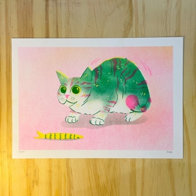 Ilustração colorida de gato e peixe sobre papel com fundo rosa