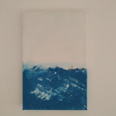 Pintura abstrata de oceano em tela com farol pequeno à distância