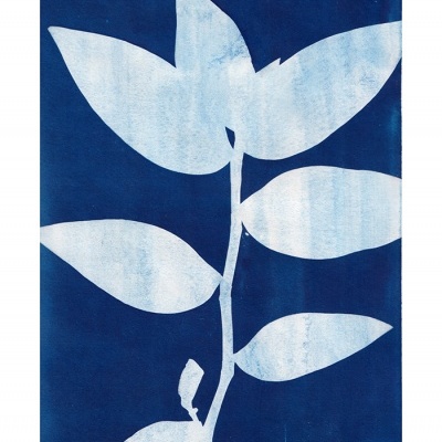 Tapeçaria azul e branca com padrão de planta estilizada