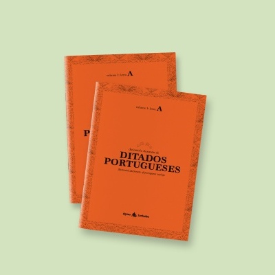 Dois livros com capa laranja e texto preto sobre fundo verde claro