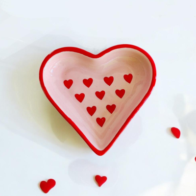 Prato decorativo em forma de coração rosa com borda vermelha e corações vermelhos dentro
