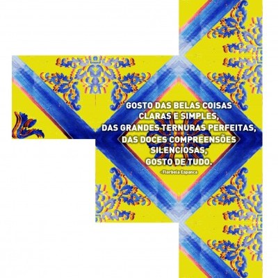 Azulejo amarelo com decoração azul e citação de Florbela Espanca em branco