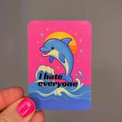 Cartão com ilustração de golfinho e texto I hate everyone