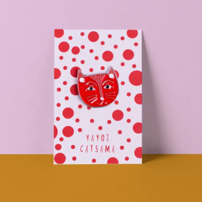 Broche de gato vermelho com cartão branco de bolinhas vermelhas