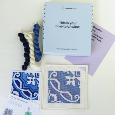 Kit de artesanato DIY com fios de bordar azuis e creme, tela e instruções