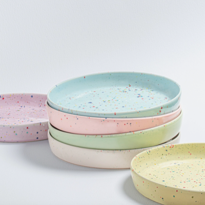 Conjunto de pratos redondos coloridos com padrão de manchas