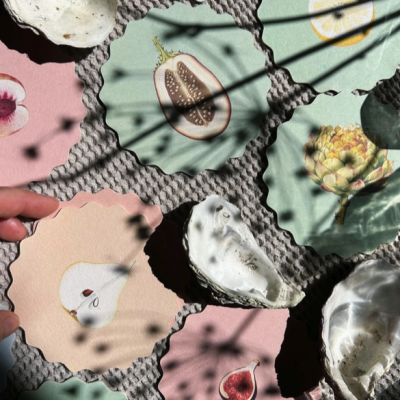 Bases de copos coloridas com desenhos de frutas, ostras e sombras de plantas