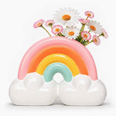 Vaso cerâmico em forma de arco-íris com flores
