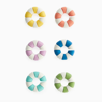 Seis anéis de tecido acolchoado em diferentes cores sobre fundo branco