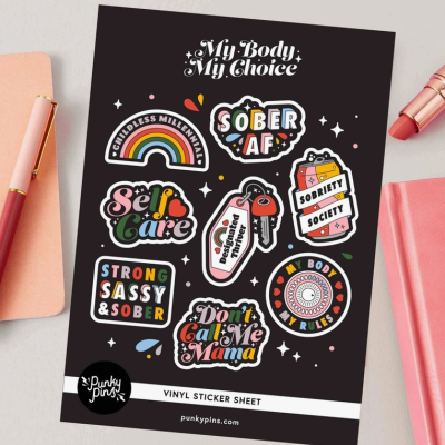 Folha de autocolantes em vinil com frases e desenhos coloridos em fundo preto