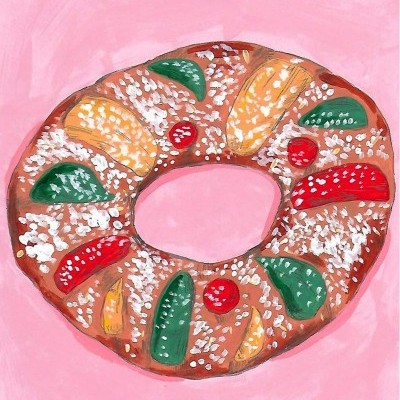 Bolo em forma de coroa com frutas coloridas e cobertura branca sobre fundo rosa