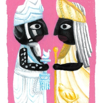 Duas figuras artísticas negras com roupas coloridas e coroas sobre fundo rosa