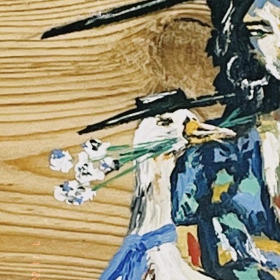 Pintura numa tábua de madeira com personagem e pato com flores na boca