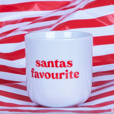 Caneca branca com texto vermelho 'santas favourite'