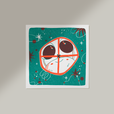 Placa quadrada com ilustração de rosto estilizado sobre fundo verde-azulado com estrelas e linhas.