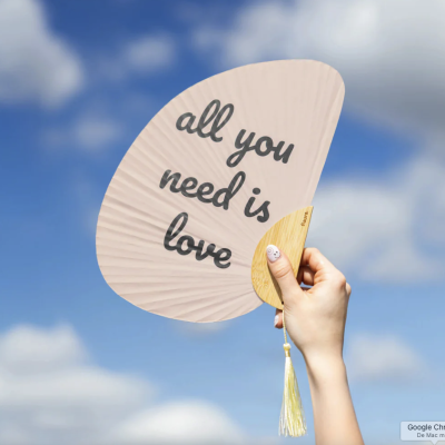 Abanador de mão bege com texto e cabo de madeira claro