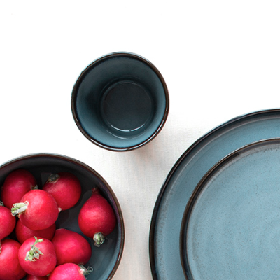 Conjunto de louça azul com rabanetes vermelhos numa tigela