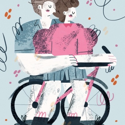 Ilustração de duas pessoas numa bicicleta com camiseta azul e rosa, fundo azul claro com desenhos coloridos.