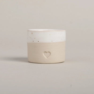 Vaso cerâmico bege e branco com coração gravado