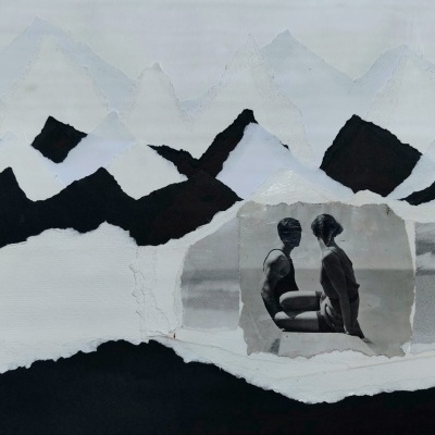 Colagem de papel com montanhas abstratas e fotografia em preto e branco de duas pessoas sentadas em biquínis