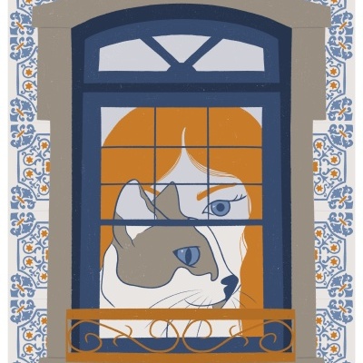 Janela azul com rosto de mulher e gato, com azulejos decorativos azuis e castanhos em volta